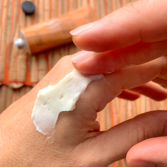 BENEFITSAnti-dryness hand creamImmediately hydrates, keeping skin moisturized for up to 24hStrengthen skin's natural moisture barrier&nbsp;​Rich texture is easy to spread and absorbs quicklyHands moisturized but never greasyCombats intense signs of drynessStronger and more resistant nails&nbsp;​Leaves a delicate nutty scent on skin100% vegan97% natural origin